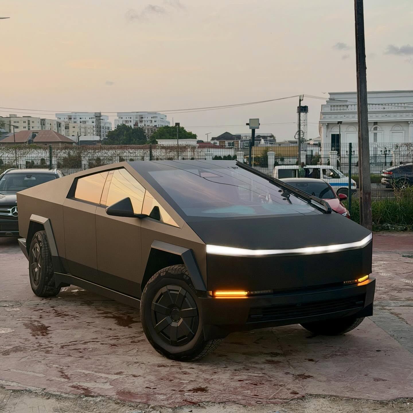 Tesla Cybertruck 2025
