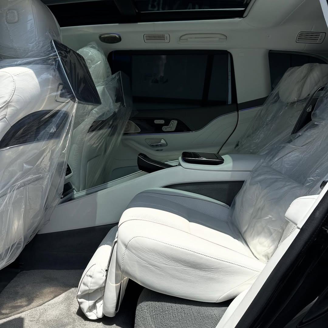 Mercedes GLS600 2023 — Second Row